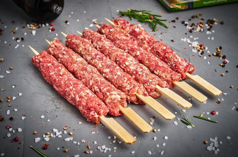 Sochnyj-lyulya-kebab-iz-farsha-govyadiny-mozhno-legko-prigotovit-v-domashnih-usloviyah